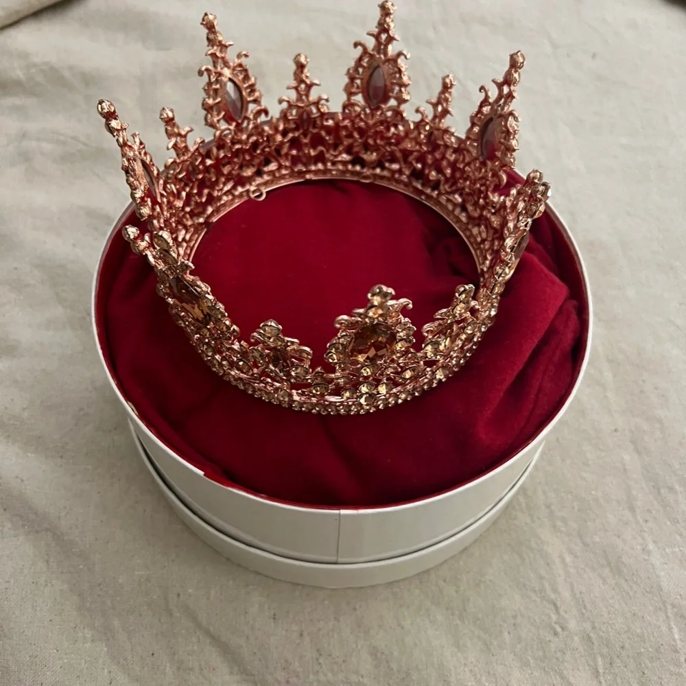 Beautiful Rose Gold Rhinestones Crown - Picture 5 of 14
